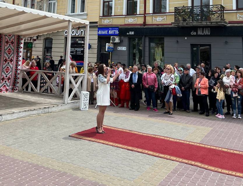 Учасниця естрадної студії Юлія Носаль радує Тернополян своєю творчістю з нагоди Дня вишиванки